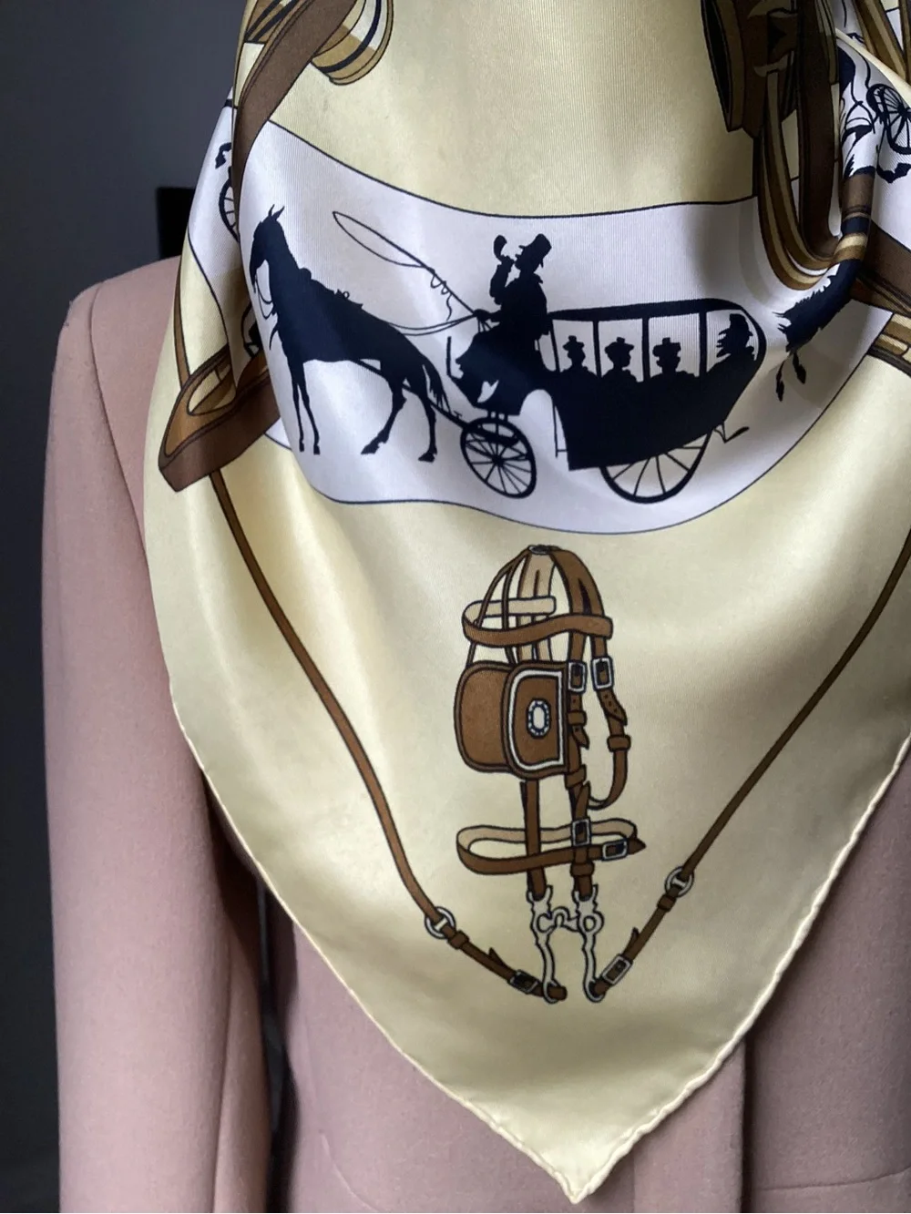 Authentic vintage Hermès silk square "Paris qui roule" from 1951 . With box . - Picture 12 of 16